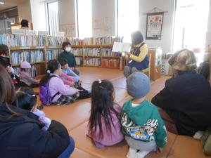 令和５年度の下新倉分館での絵本とおはなしの会の様子