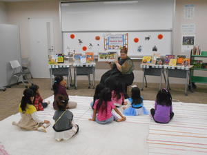 10月22日に下新倉分館で開催した「英語おはなし会Peek'n See!　テーマはハロウィン」の様子