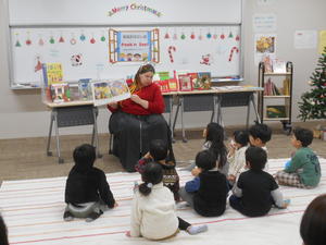 12月に下新倉分館で行われた英語おはなし会Peek'n See!クリスマスの様子