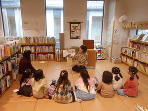 令和５年度の図書館下新倉分館開催時のひまわりおはなし会の様子