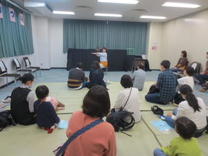 令和5年度の本館の図書館まつりでのひまわり倶楽部さんのおはなし会の様子